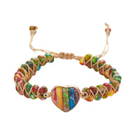 Bracelet ajustable en pierres colorées avec motif cœur multicolore et corde tressée beige.