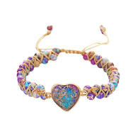 Bracelet avec pendentif cœur en pierre naturelle bleue et fil beige entrelacé, style ajustable.