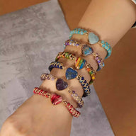 Bracelets en pierres naturelles multicolores avec cordes entrelacées et motif cœur, style bohème.