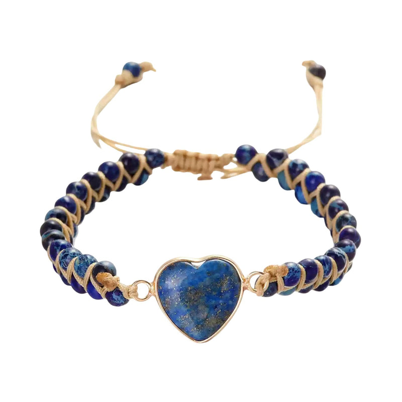 Bracelet en lapis lazuli bleu avec cordes tressées beige et pendentif cœur doré.