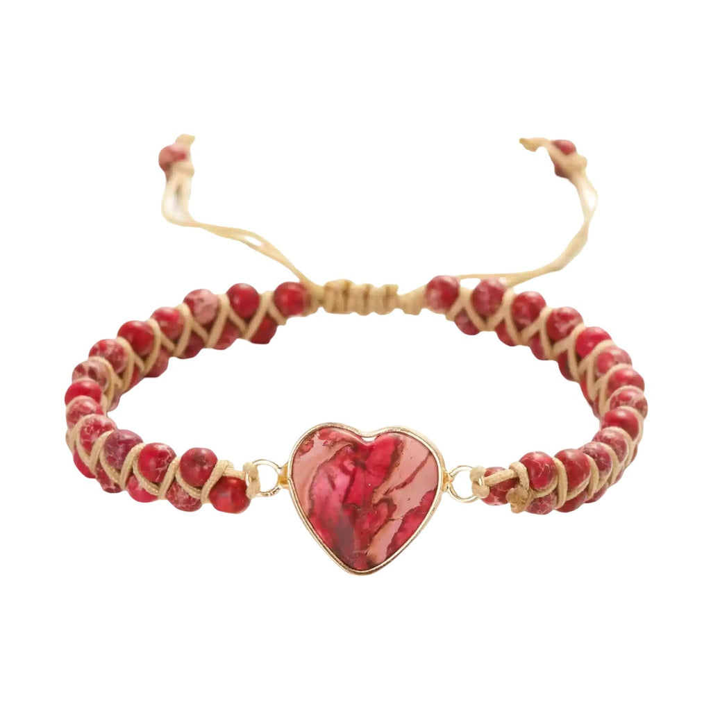 Bracelet en cordes beige entrelacées avec perles de jaspe rouge et pendentif cœur jaspe rouge au centre.