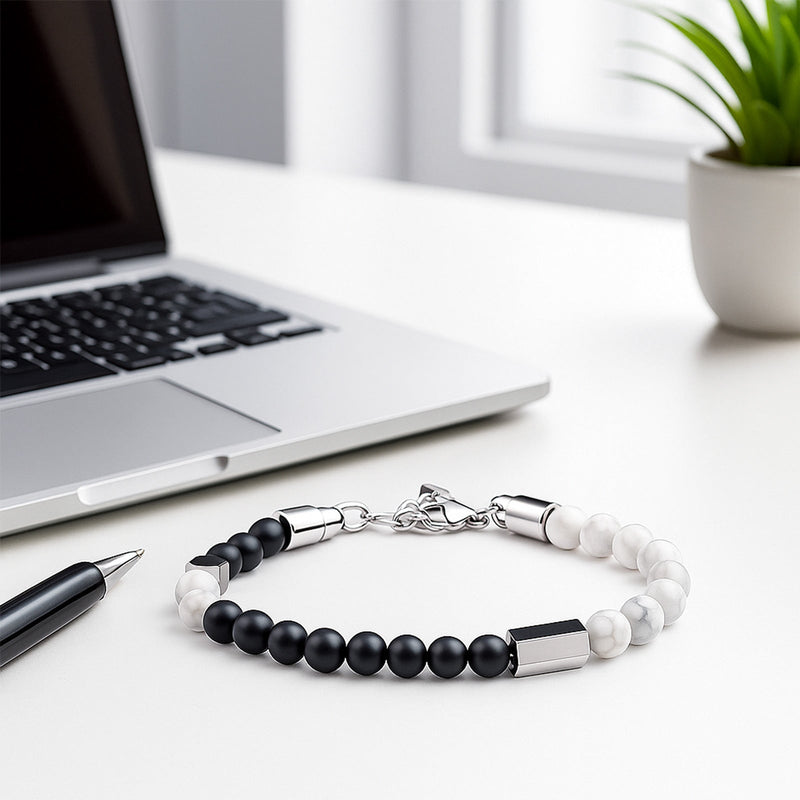 Bracelet perles 6 mm noires et blanches en pierres naturelles, acier inoxydable argenté, fermoir réglable, style masculin.