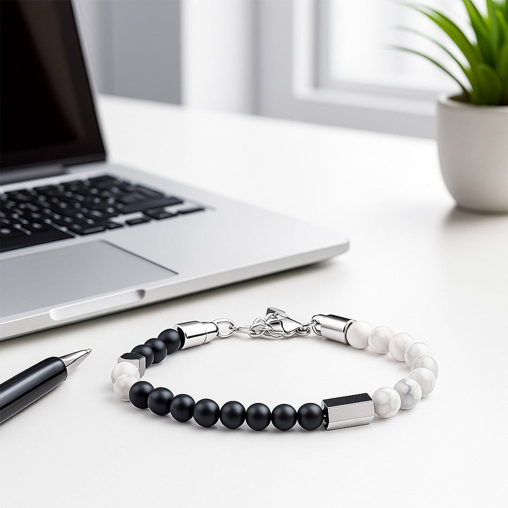 Bracelet perles 6 mm noires et blanches en pierres naturelles, acier inoxydable argenté, fermoir réglable, style masculin.