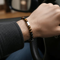 Bracelet masculin en perles naturelles marron et noires de 6 mm avec un fermoir en acier inoxydable réglable, modèle Tabo.