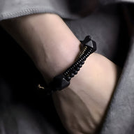 Bracelet noir en bois d’ébène et perles naturelles, design élégant pour femme.