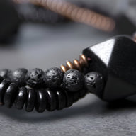 Bracelet femme en bois d’ébène noir et pierres naturelles noires avec détails cuivrés.