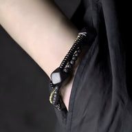 Bracelet féminin en pierres noires et bois d'ébène sculpté, style élégant et naturel.