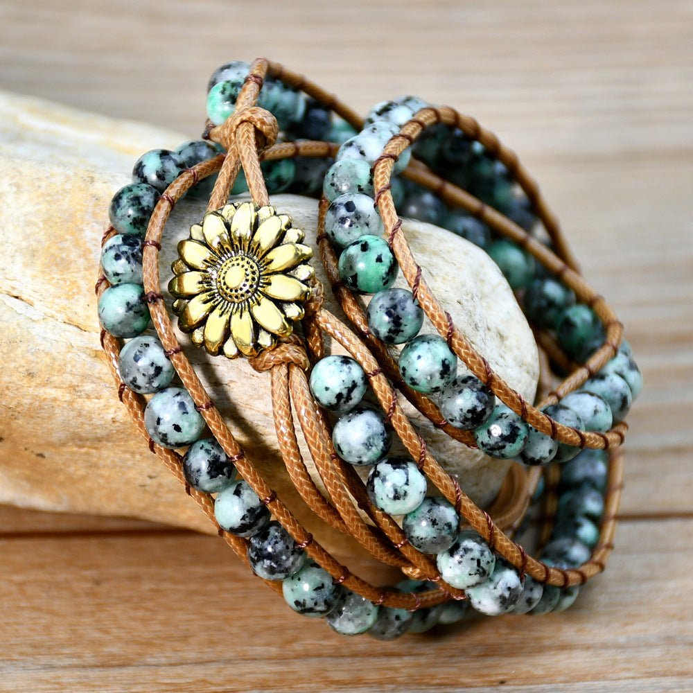 Bracelet multi-rangs femme en corde camel et perles vert clair tachetées, fermoir fleur dorée.