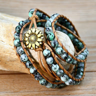 Bracelet multi-rangs femme en corde camel et perles vert clair tachetées, fermoir fleur dorée.