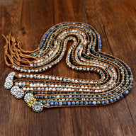 Bracelets multi-rangs en pierres naturelles variées avec cordon marron, détails argentés fleuris, style boho chic.