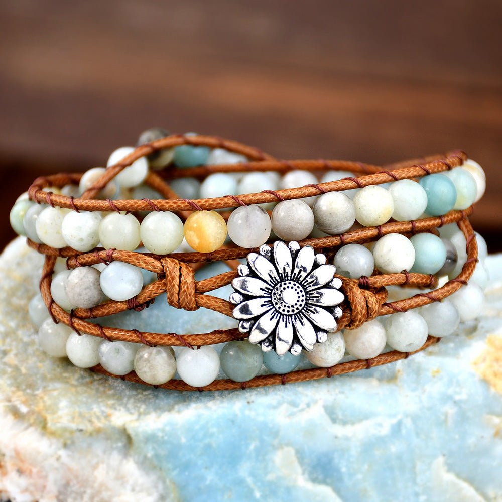 Bracelet femme multi-rangs en pierres naturelles blanches et vertes, cordon marron, fermoir fleur argentée.