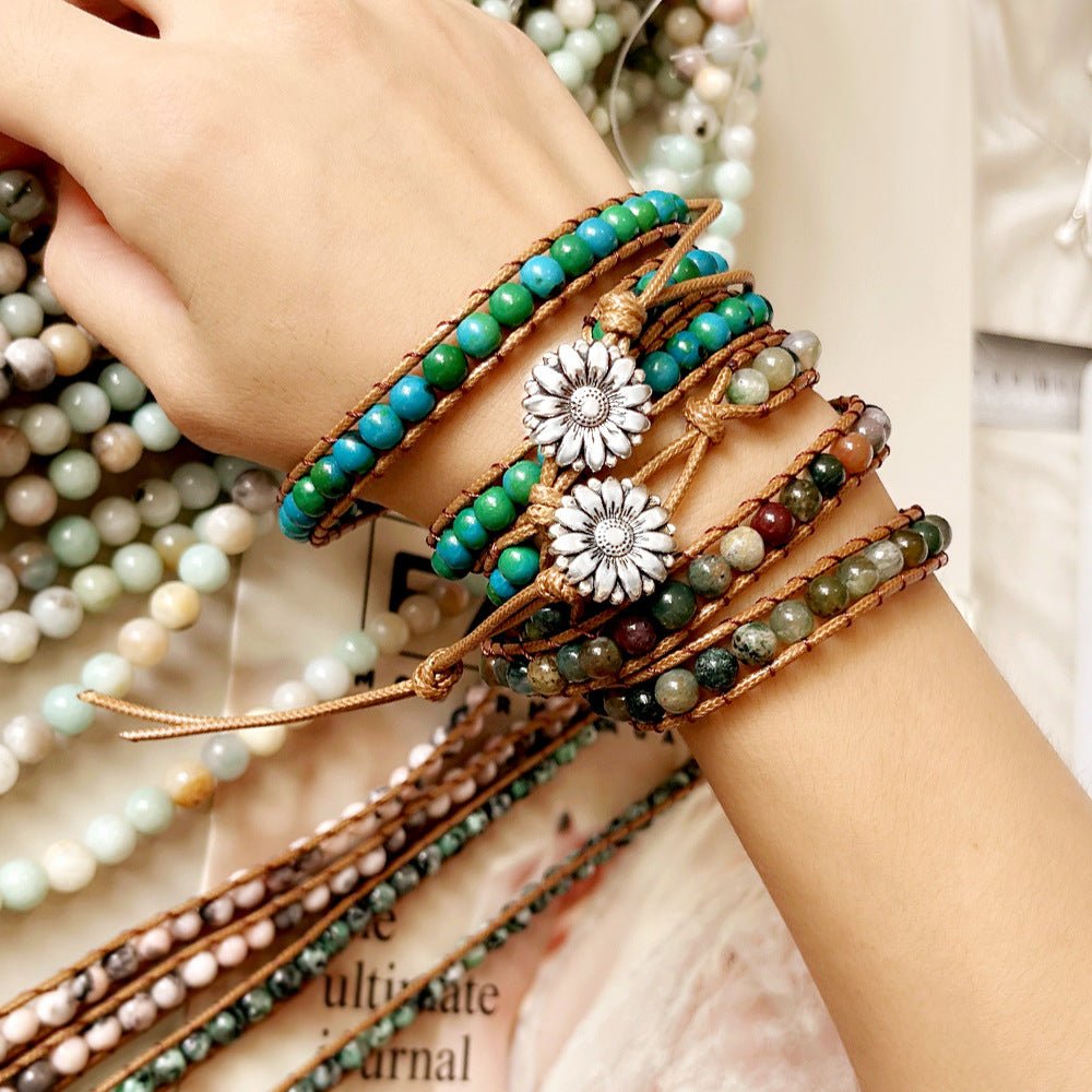 Bracelet multi-rangs en pierres naturelles turquoise et vertes avec cordon beige et perles argentées fleur.