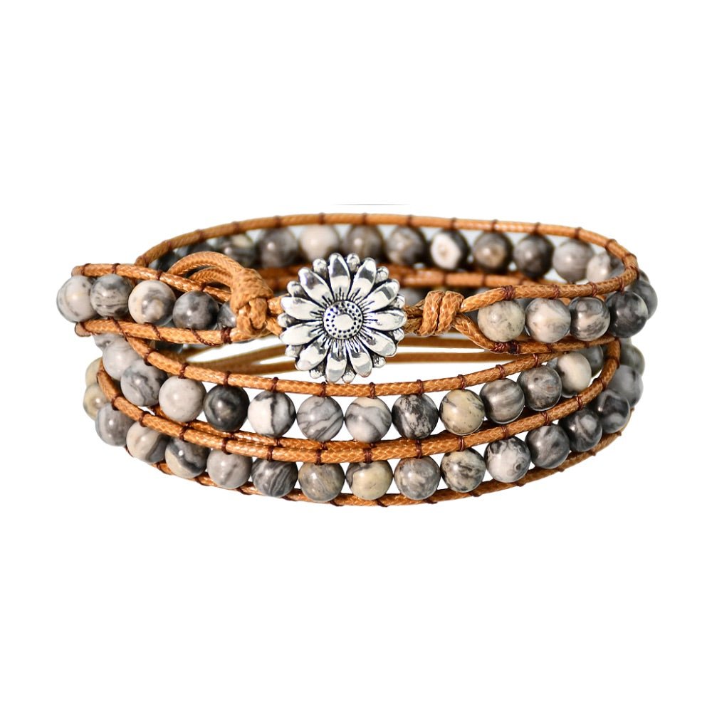 Bracelet multi-rangs en jaspe dalmatienne avec corde marron et fermoir médaillon argenté fleur.