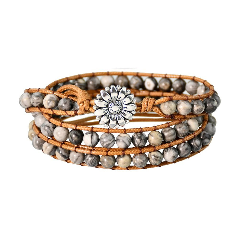 Bracelet multi-rangs en jaspe dalmatienne avec corde marron et fermoir médaillon argenté fleur.