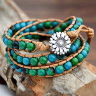 Bracelet femme à enrouler en pierres turquoise et vertes sur corde beige avec fermoir fleur argentée.