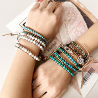 Bracelet multiple tours en pierres naturelles turquoise et blanches sur cordon marron, style bohème chic.