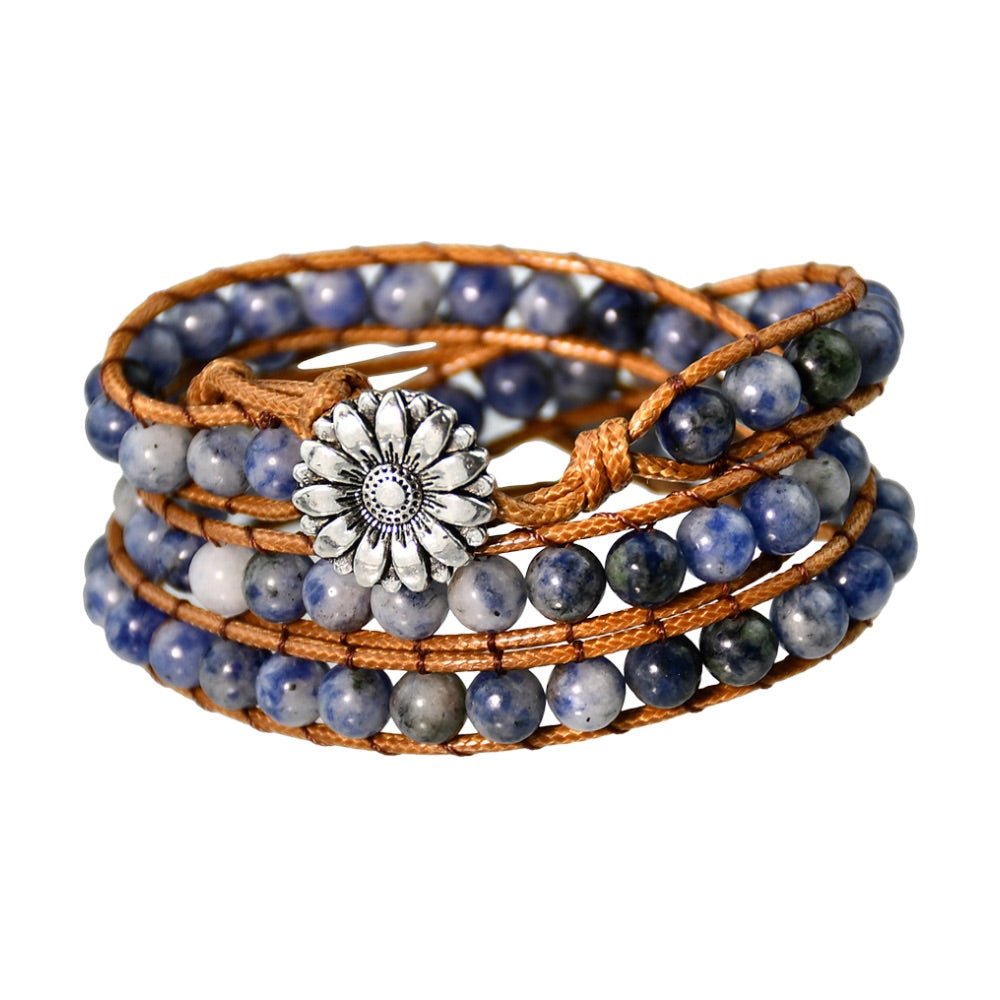 Bracelet multiple tours en jaspe bleu avec perles rondes et bouton fleur en métal argenté sur corde marron.