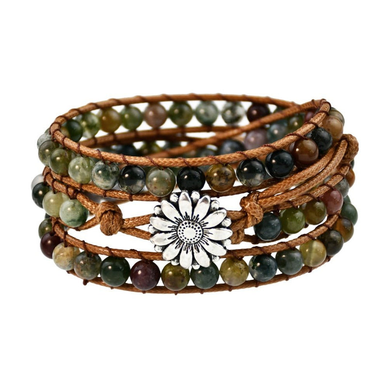 Bracelet multi-rangs en pierres naturelles multicolores, corde marron, fleur argentée centrale.