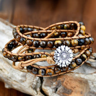 Bracelet multi-rangs en pierres d'œil de tigre avec corde beige et fermoir fleur argentée.