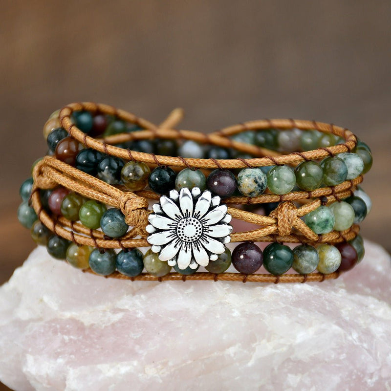 Bracelet en pierres naturelles multicolores avec cordon marron et fermoir fleur argentée à enrouler au poignet.