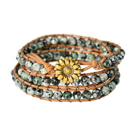 Bracelet multi-rangs en jaspe dalmatienne avec cordon beige et bouton fleur doré.