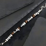 Bracelet homme en titane argenté avec pierres naturelles d'ambre brun et perles métalliques lisses.