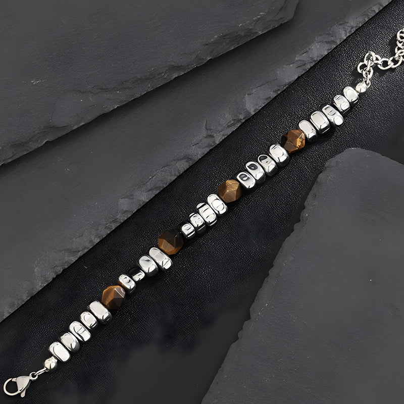 Bracelet homme en titane argenté avec pierres naturelles d'ambre brun et perles métalliques lisses.