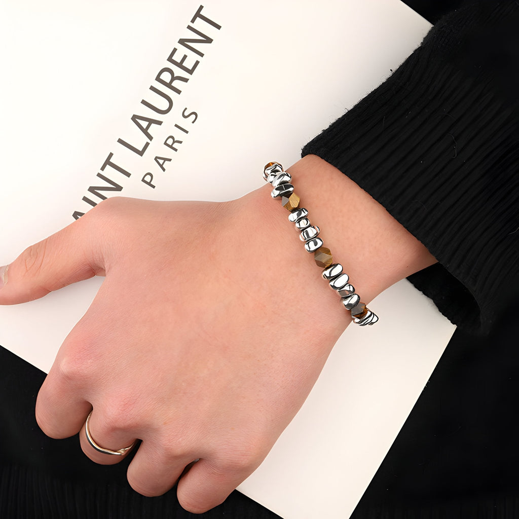 Bracelet homme en titane argenté et pierres naturelles d'ambre, design épuré et moderne.