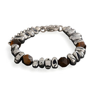Bracelet homme en titane argenté avec pierres d'ambre facettées brunes et perles irrégulières en titane.