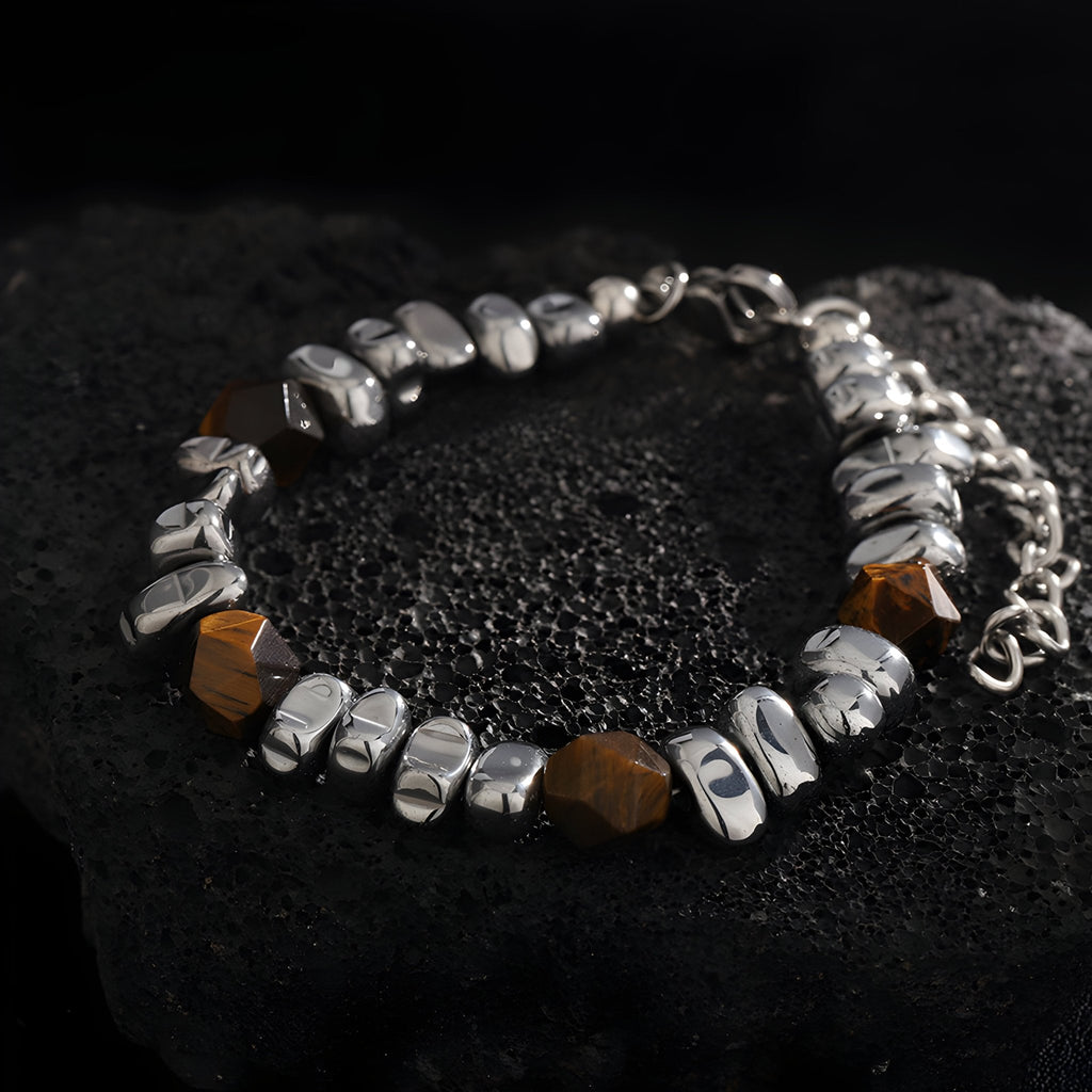 Bracelet homme en pierres d'ambre et perles argentées en titane, design Ilian, fermoir ajustable.