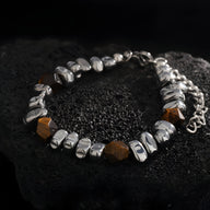 Bracelet homme en pierres d'ambre et perles argentées en titane, design Ilian, fermoir ajustable.