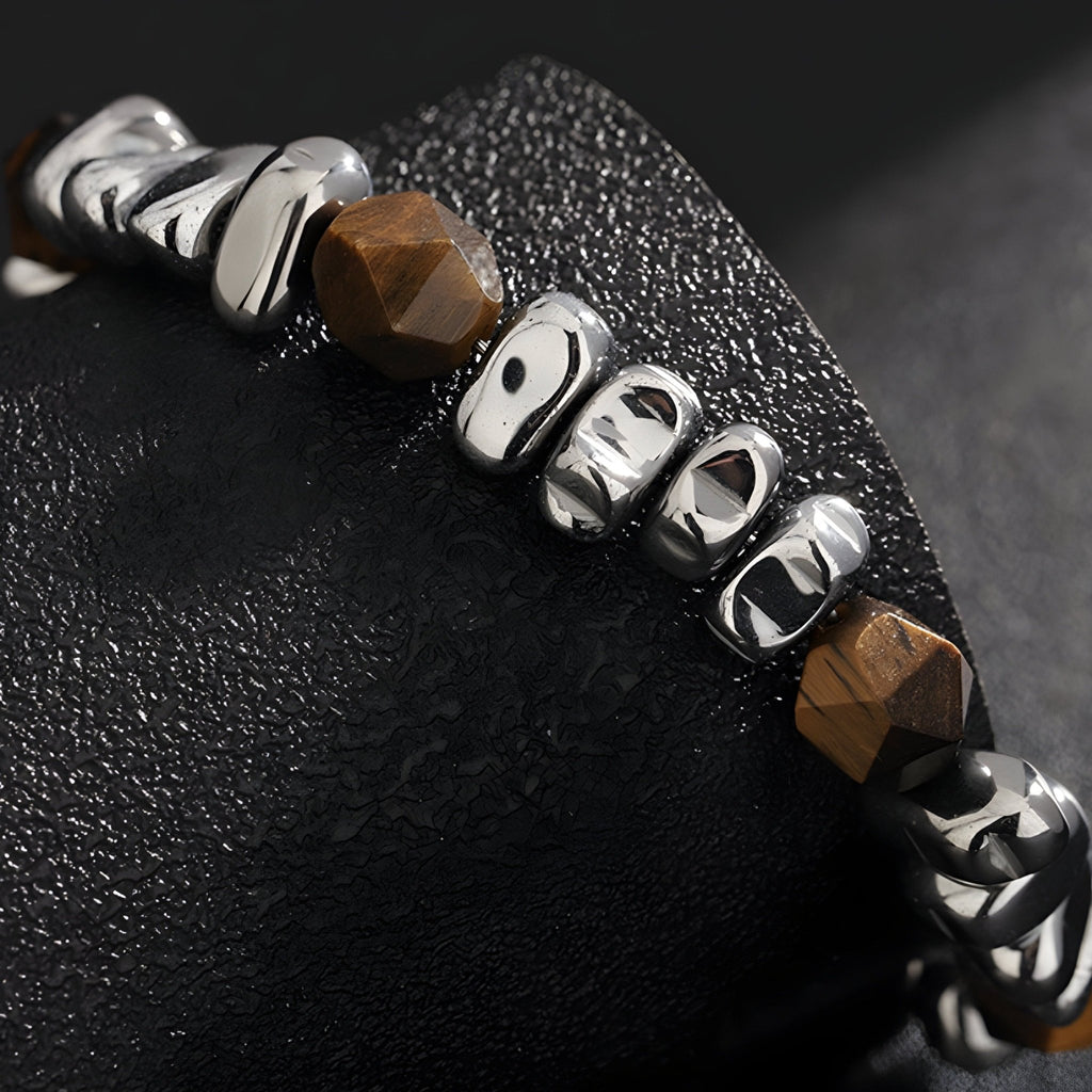 Bracelet pour homme en titane argenté avec pierres naturelles d'ambre facettées brunes.
