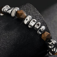 Bracelet pour homme en titane argenté avec pierres naturelles d'ambre facettées brunes.