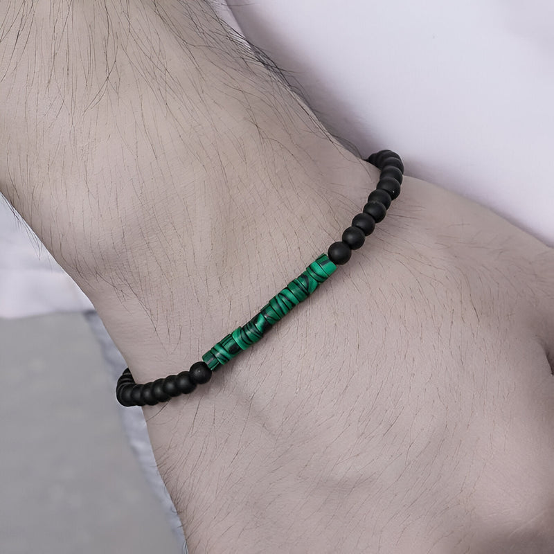 Bracelet fin pour homme en perles noires avec pierres naturelles vertes de malachite au centre.