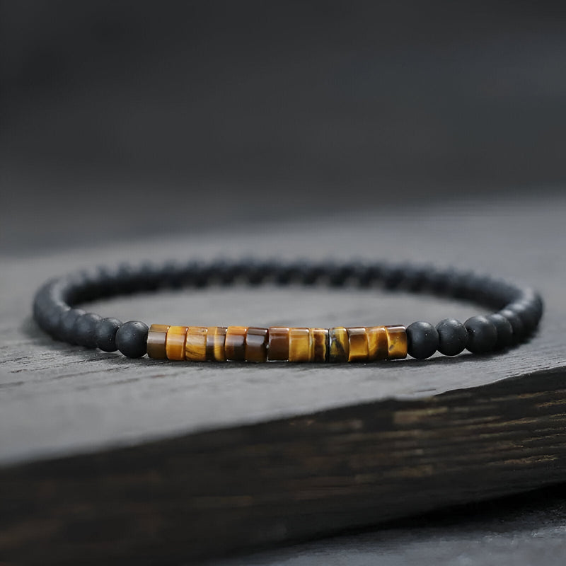 Bracelet fin pour homme en perles noires mates avec pierres naturelles œil de tigre brunes lustrées.