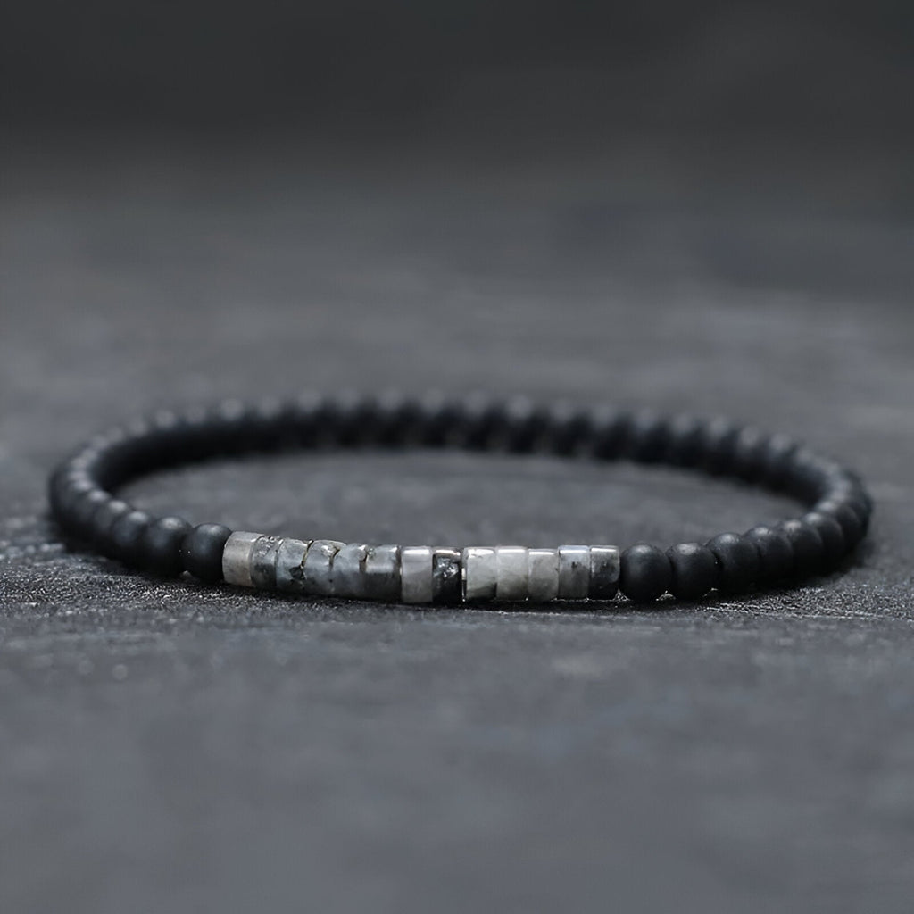 Bracelet fin pour homme en perles noires mat et pierres grises naturelles centrales.