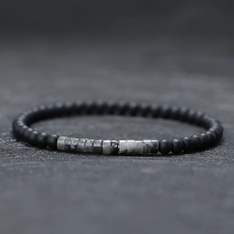 Bracelet fin pour homme en perles noires mat et pierres grises naturelles centrales.