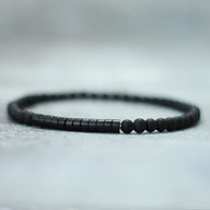 Bracelet fin pour homme en pierres naturelles noires, mélange de perles rondes et cylindriques mat.