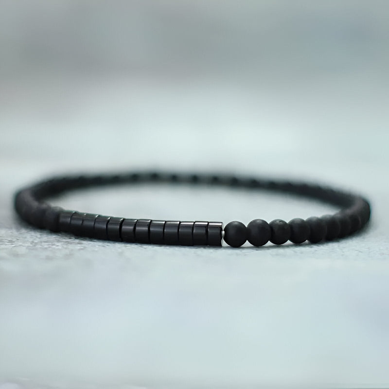 Bracelet fin pour homme en pierres naturelles noires, mélange de perles rondes et cylindriques mat.