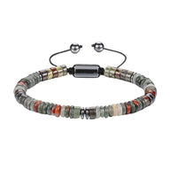 Bracelet ajustable en perles fines multicolores en pierres naturelles avec fermoir noir métallique.