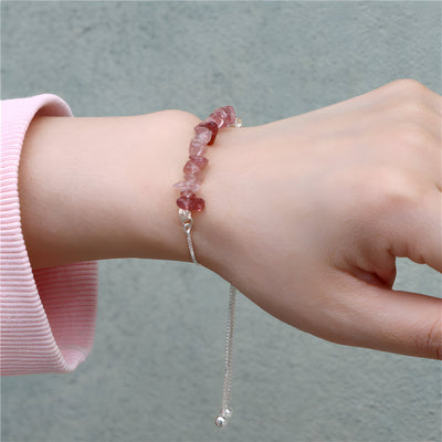 Bracelet féminin en pierres naturelles rose vif de formes irrégulières sur chaîne ajustable argentée.