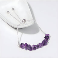 Bracelet ajustable en chaîne argentée avec pierres naturelles d'améthyste violettes irrégulières.