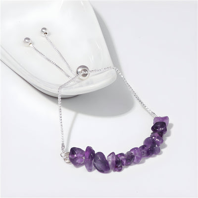 Bracelet ajustable en chaîne argentée avec pierres naturelles d'améthyste violettes irrégulières.
