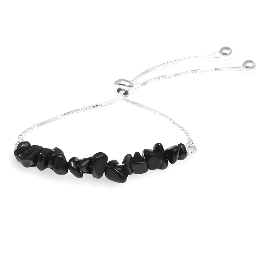 Bracelet pour femme en pierres naturelles noires irrégulières avec chaîne argentée ajustable.