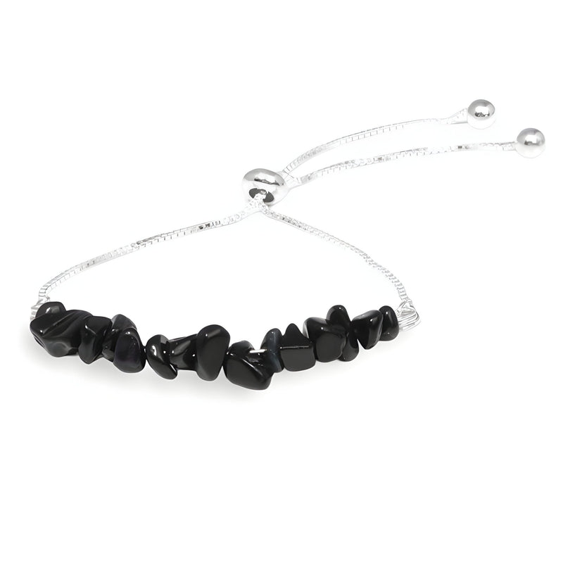 Bracelet pour femme en pierres naturelles noires irrégulières avec chaîne argentée ajustable.