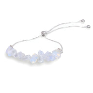 Bracelet argenté ajustable avec pierres naturelles blanches translucides en formes irrégulières.