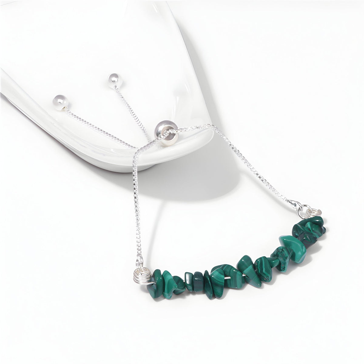 Bracelet femme en pierres naturelles malachite, perles irrégulières vertes montées sur chaîne argentée fine.