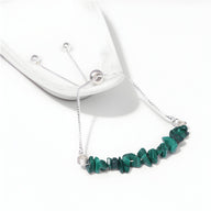 Bracelet femme en pierres naturelles malachite, perles irrégulières vertes montées sur chaîne argentée fine.