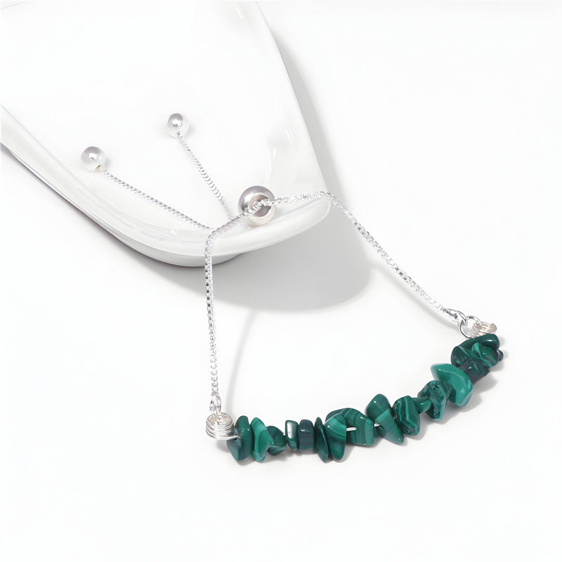 Bracelet femme en pierres naturelles malachite, perles irrégulières vertes montées sur chaîne argentée fine.