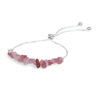 Bracelet ajustable en pierres naturelles rose améthyste aux formes irrégulières sur cordon argenté.